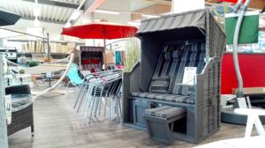 Strandkorb in der Gartenmöbel-Ausstellung