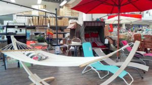 Hängematte und Strandkorb in der Gartenmöbel-Ausstellung