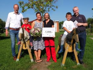 Herr Vierck, Frau Sell, Frau Hein, Herr Thomsen und Anna und Louis bei der Übergabe des Preises