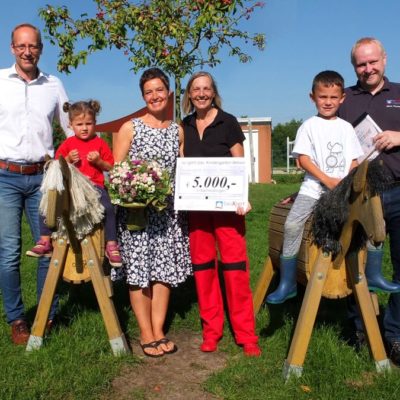 Herr Vierck (bauXpert Vierck), Frau Sell (Einrichtungsleiterin), Frau Hein (Betreuerin), Herr Thomsen (bauXpert Vierck) und Anna und Louis bei der Übergabe des Preises