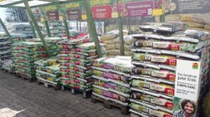 Blumenerde und Pflanzen erde in verschiedenen Mengen uns Sorten