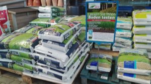 Blumenerde und Pflanzen erde in verschiedenen Mengen uns Sorten