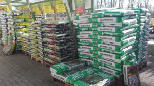 Blumenerde und Pflanzen erde in verschiedenen Mengen uns Sorten